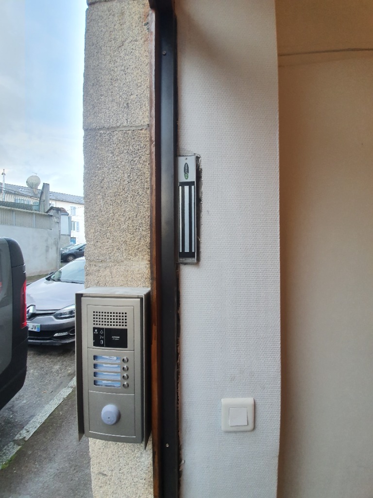 Nouvelle platine d'interphone Aiphone aluminium brossé et ventouse électromagnétique