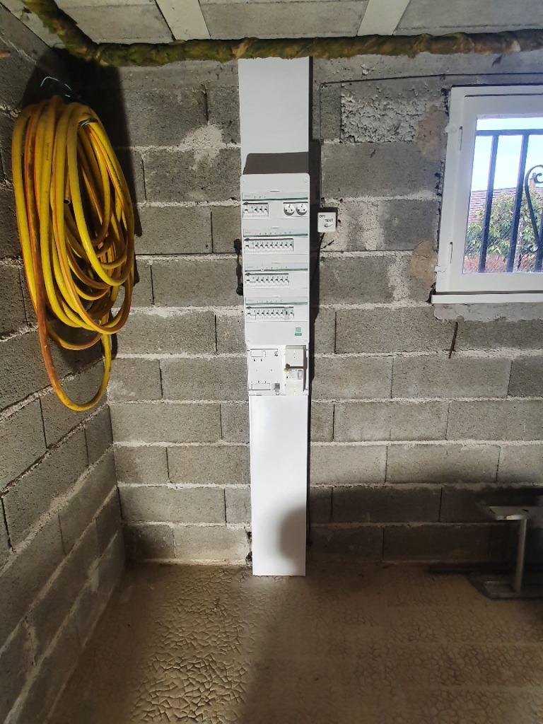 Nouveau tableau électrique modulaire Schneider sous gaine technique GTL blanche fermée