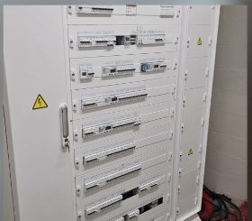 Armoire de distribution TGBT fermée, plastronnée avec étiquetage de sécurité