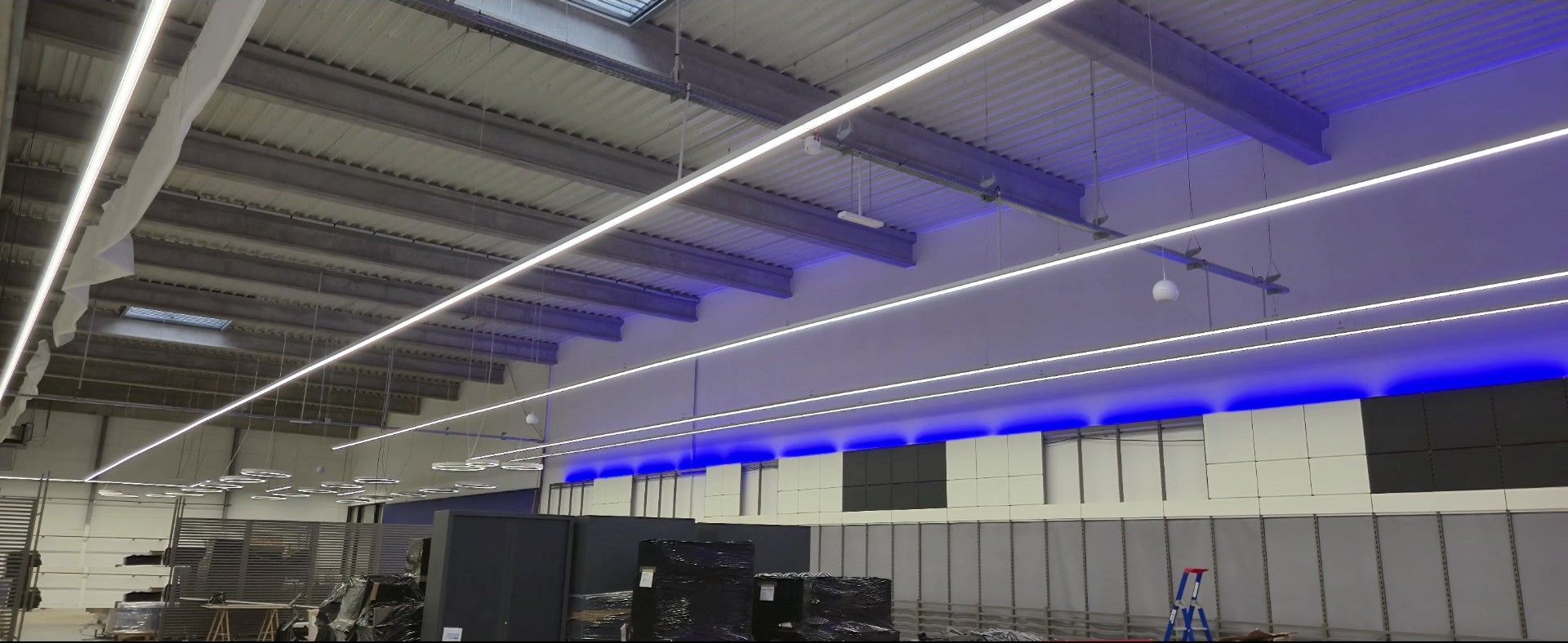 Lignes d'éclairage LED grande surface commerciale et spots sur rail